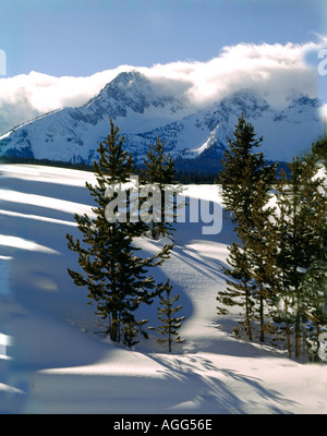 Wind bläst die Wolken aus den Gipfeln der Sawtooth National Recreatiion Area in Idaho an einem winterlich kalten Morgen Stockfoto