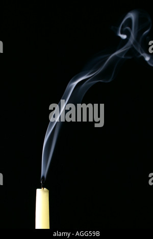 Rauchen erloschene Kerze vor schwarzem Hintergrund Stockfoto