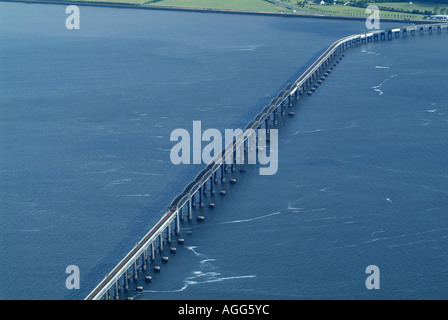 Tay Bridge aus der Luft, Dundee, Schottland, Sommer 2006, die Stümpfe der gefallene Brücke bei Ebbe sichtbar Stockfoto