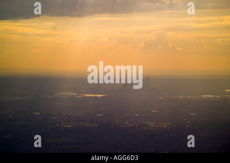 Antenne am späten Abend des Canary Wharf und den Millennium Dome London anzeigen Stockfoto