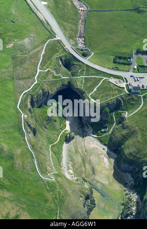 Smoo Höhle aus der Luft, Durness, Nordschottland, Sommer 2006 Stockfoto