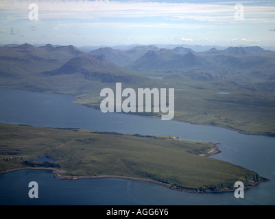 Kleines Loch Broom mit An Teallach hinter sich, aus der Luft, im Sommer 2006, Wester Ross, North West Schottland Stockfoto