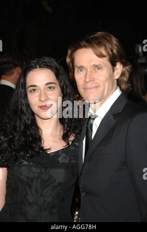 Schauspieler Giada Colagrande und Willem Dafoe ankommen auf der 2007 Vanity Fair Oscar Party am 25. Februar 2007 Stockfoto