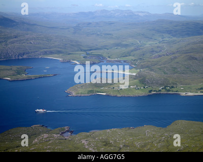 Luftaufnahme von Caledonian Macbrayne Fähre, so dass Loch Broom und Ullapool, für Stornaway, Nordschottland Stockfoto