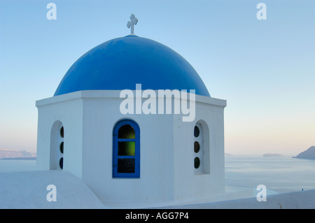 klassische und malerischen Kirche, Dorf Oia, Santorin, Griechenland Stockfoto