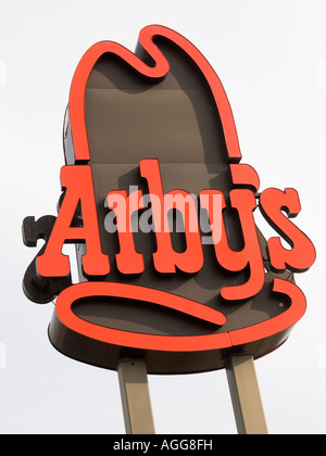 Arby's Restaurantschild vor blauem Himmel, das das amerikanische Fast-Food-Branding und die Roadside-Dining-Kultur der USA repräsentiert. Stockfoto