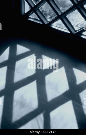 Fenster mit Schatten von Diamant geformt Scheiben Blauton Stockfoto