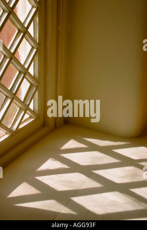 Fenster mit Schatten aus rautenförmigen Scheiben Stockfoto