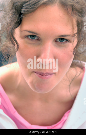 junge Frau hält ihren Mund während des Gesprächs Stockfoto