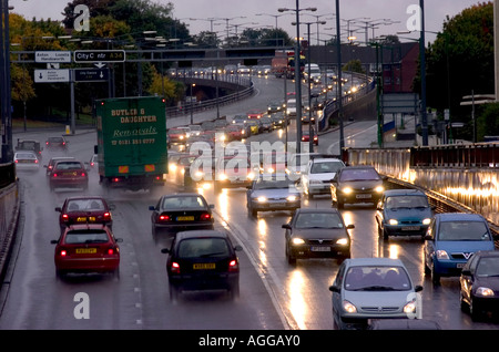 Verkehr Feierabendverkehr verlassen Birmingham auf einer nassen Herbstabend Stockfoto