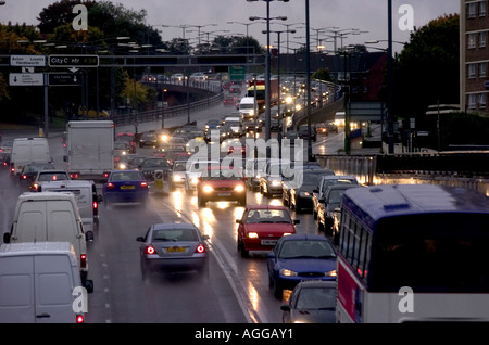 Verkehr Feierabendverkehr verlassen Birmingham auf einer nassen Herbstabend Stockfoto