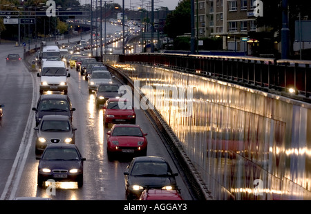 Verkehr Feierabendverkehr verlassen Birmingham auf einer nassen Herbstabend Stockfoto