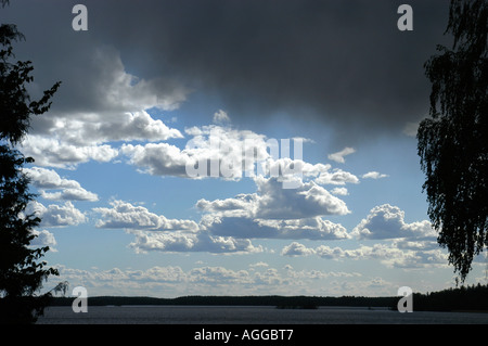 Gewitterwolke / Regen über blauen Himmel Stockfoto