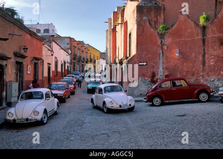 Volkswagen bei Street in San Miguel de Allende, Mexiko Stockfoto