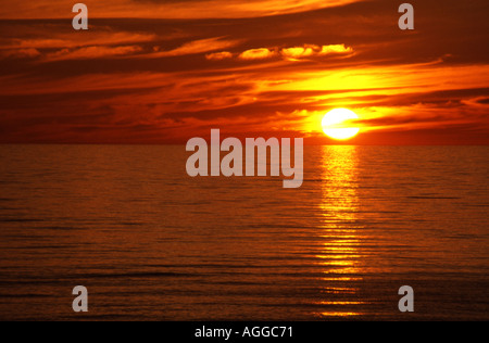 Sonnenuntergang über dem Wasser Stockfoto