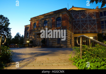 Das Bayreuther Festspielhaus am Abend, Deutschland Stockfoto