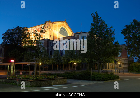 Das Bayreuther Festspielhaus am Abend, Deutschland Stockfoto