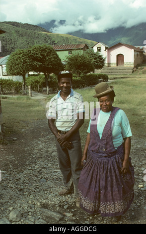 Bolivien, Coroico, Mitte erwachsenes paar aus afrikanischen Nachkommen in Aymara indische Kleidung gekleidet Stockfoto