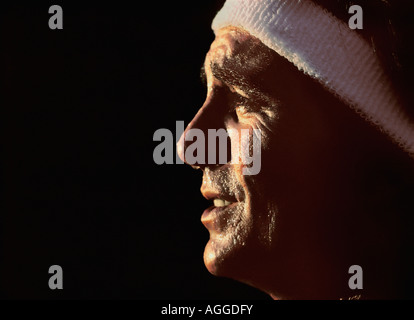 Mann trägt Stirnband und Schwitzen Stockfoto