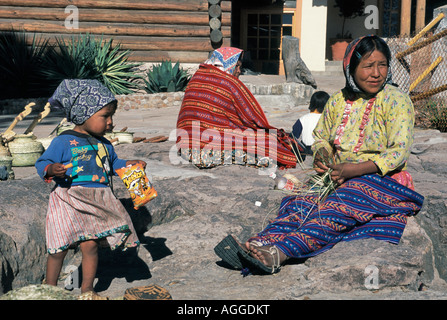 Tarahumara-Indianer, Frauen, Kind, in der Nähe von Bahnhof in Divisadero, Barranca del Cobre (Copper Canyon), Mexiko Stockfoto