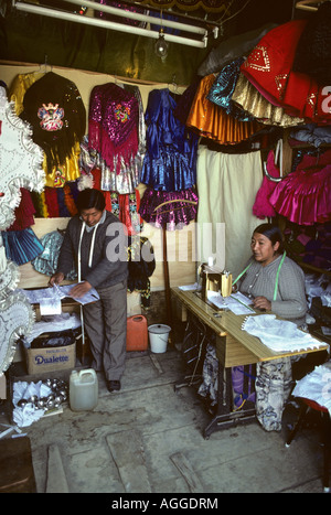 Bolivien, La Paz, Mann und Frau Festival Kleider Stockfoto