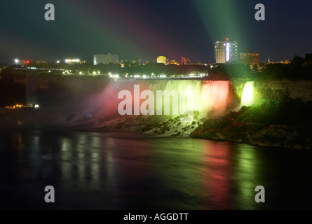 Die amerikanischen Wasserfälle beleuchtet in der Nacht, Niagara Falls, Kanada Stockfoto