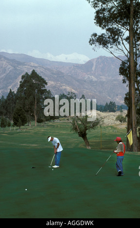 Bolivien, La Paz, Mann spielt Golf auf dem weltweit höchsten Golfplatz 3800 Meter Stockfoto
