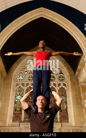 Akrobaten an Circomedia Circus Training School mit Sitz in St. Pauls Church, Portland Square, St Pauls, Bristol, England UK Stockfoto