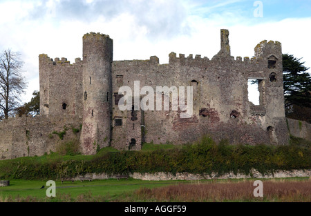 Laugharne Castle aus dem 12. Jahrhundert wo Dichter Dylan Thomas Porträt des Künstlers als junger Hund schrieb Stockfoto