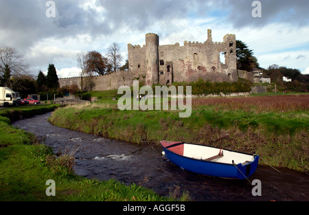 Laugharne Castle aus dem 12. Jahrhundert wo Dichter Dylan Thomas Porträt des Künstlers als junger Hund schrieb Stockfoto