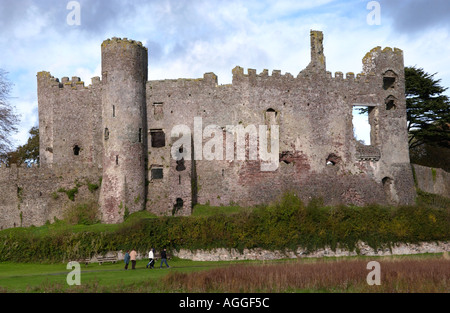 Laugharne Castle aus dem 12. Jahrhundert wo Dichter Dylan Thomas Porträt des Künstlers als junger Hund schrieb Stockfoto