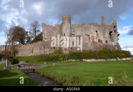 Laugharne Castle aus dem 12. Jahrhundert wo Dichter Dylan Thomas Porträt des Künstlers als junger Hund schrieb Stockfoto