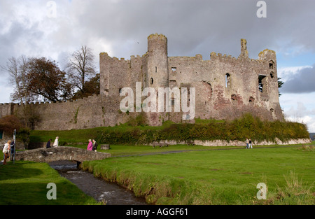 Laugharne Castle aus dem 12. Jahrhundert wo Dichter Dylan Thomas Porträt des Künstlers als junger Hund schrieb Stockfoto