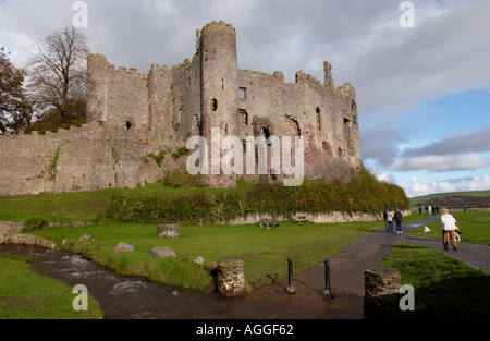 Laugharne Castle aus dem 12. Jahrhundert wo Dichter Dylan Thomas Porträt des Künstlers als junger Hund schrieb Stockfoto