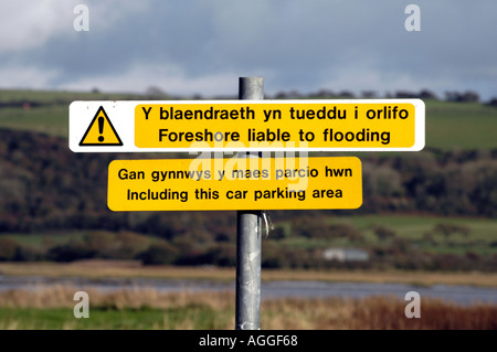 Zweisprachig Englisch Walisisch unterschreiben Warnung vor Überflutung auf dem Vorland und Parkplatz in Laugharne Carmarthenshire West Wales Stockfoto