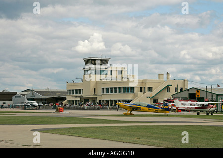 Art déco-Gebäude in Shoreham Airport, West Sussex, England. Bild von der Luftseite genommen Stockfoto