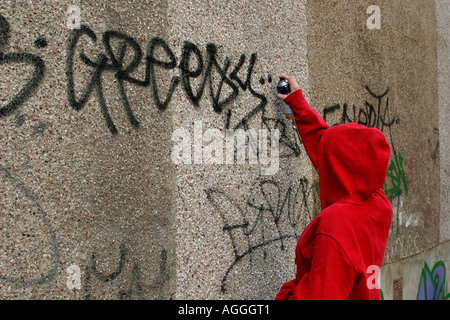 Jugendliche Graffiti sprühen Stockfoto
