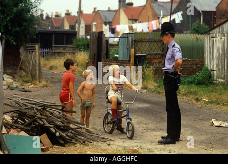 Polizist im Dienst patrouillierende Straßengemeinschaft Polizist im Gespräch mit Kleine Kinder Kinder spielen Eastleigh Southampton UK England 1980er Jahre HOMER SYKES Stockfoto