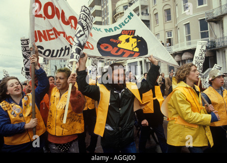 People March for Jobs, Recht auf Arbeit märz 1980er Jahre UK .Mrs. Margaret Thatcher PM spricht vor dem Konservativen-Konferenzzentrum Brighton England 1981 Stockfoto