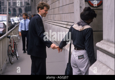 Junges Paar verlassen, sagen auf Wiedersehen Finger berühren, wie sie sich trennen. City of London Ende der Mittagspause. HOMER SYKES Stockfoto