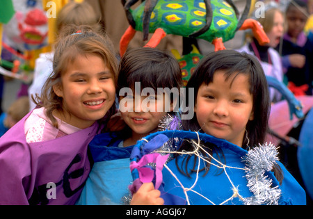 Mädchen Alter 9 kostümiert am Maifeiertag Herz der Bestie Festival und Parade. Minneapolis Minnesota USA Stockfoto