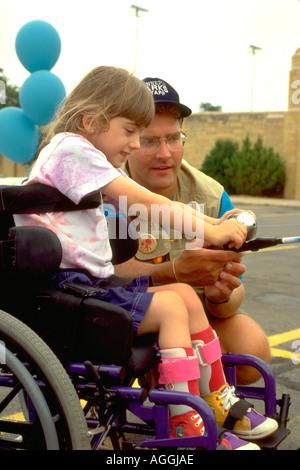 Mann Alter von 28 Jahren Lehre Angeln körperliche behinderte Mädchen ab 7 Jahren.  St Paul Minnesota USA Stockfoto