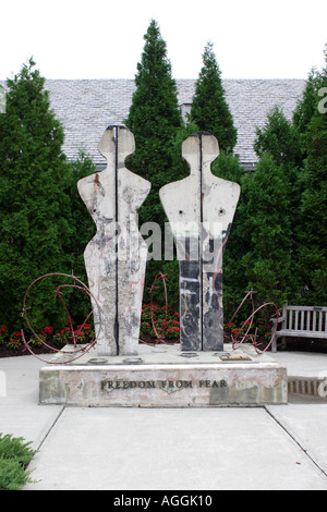 Von Mann und Frau Figur aus der Berliner Mauer in FDR-Bibliothek von Edwina Sandys Enkelin von Winston Churchill Stockfoto