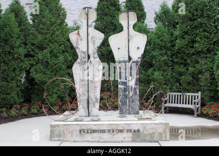 Von Mann und Frau Figur aus der Berliner Mauer in FDR-Bibliothek von Edwina Sandys Enkelin von Winston Churchill Stockfoto