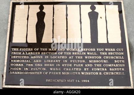 Gedenktafel Figur von Mann und Frau aus der Berliner Mauer in FDR-Bibliothek von Edwina Sandys Enkelin von Winston Churchill Stockfoto
