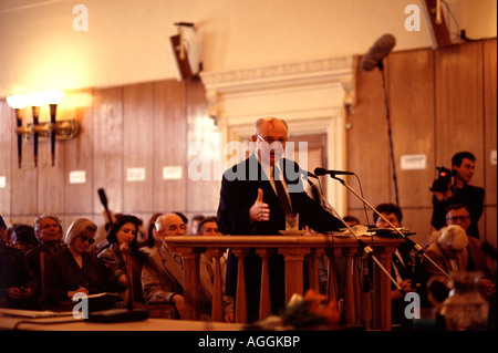 Der ehemalige Präsident der Sowjetunion Mikhail Gorbachev bezeugt in Moskau während der Verhandlung der Führer des Coups 1991 sowjetische Stockfoto