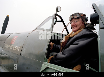 Mann sitzt in einem echten Zweiter Weltkrieg Spitfire Flugzeug mit original Fliegerjacke, Hut und Brille. Stockfoto