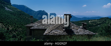 Europa Griechenland Epirus Vikos Aoös Nationalpark Mikro Papingo Morgen Sonne leuchten traditionelle Steinhäuser Stockfoto