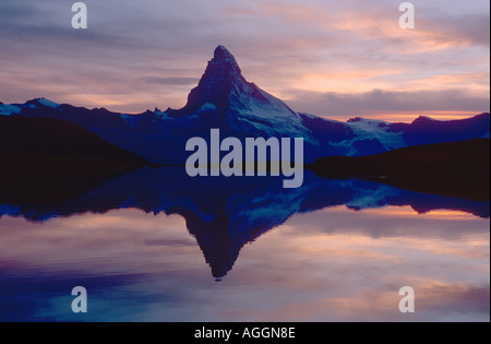 Matterhorn 4478 m (Mont Cervin, Le Cervin, Monte Cervino), Spiegelbild im See Stelli am Abend, Schweiz, Walliser Alpen Stockfoto