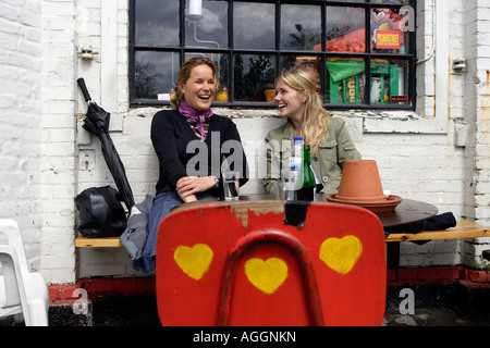 Junge Frauen im Manefiskeren Café in Freetown Christiania, Kopenhagen, Dänemark Stockfoto